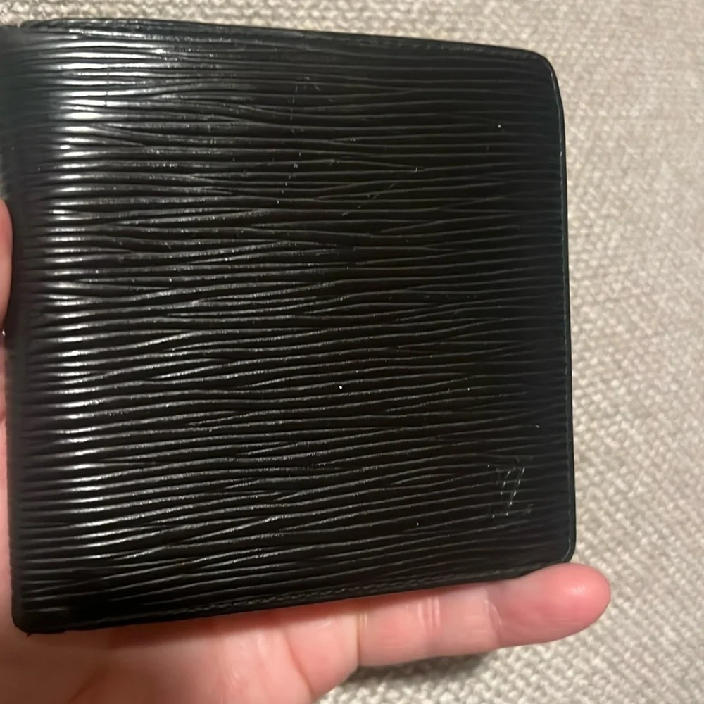 Authentic Vintage Louis Vuitton Epi Bifold Wallet MI1907
